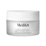 Hydratačný krém TOTAL MOISTURE DAILY FACIAL CREAM od Medik8 pre hĺbkovú hydratáciu a zdravý jas pleti. Posilňuje kožnú bariéru, podporuje mikrobióm pleti.
